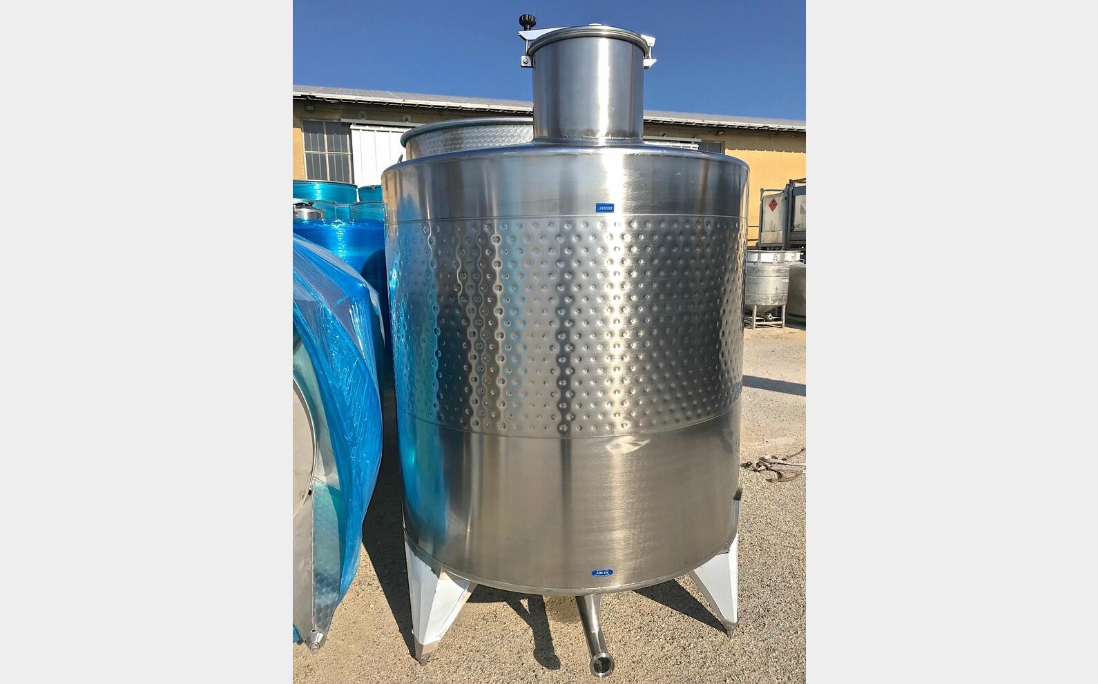 cuve INOX 316 ferm&eacute;e sur pieds MATERIEL NEUF