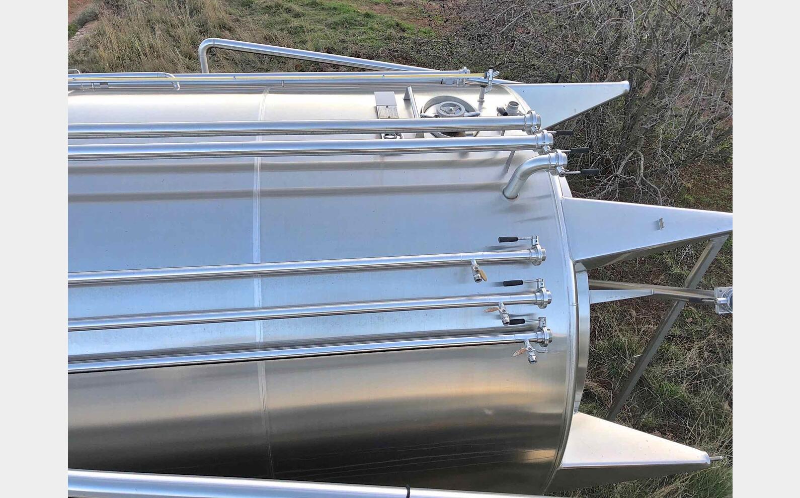 Cuve inox 316L cylindrique verticale Compartiment&eacute;e : 2 x 100 hls + 190 hls