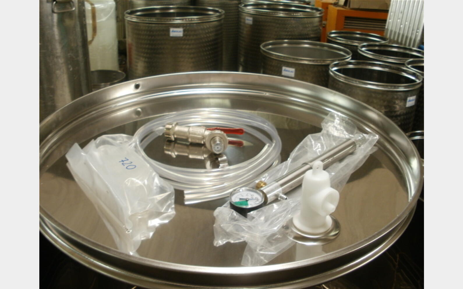 Cuve inox 304  &agrave; chapeau flottant MATERIEL NEUF Volume : 500 litres