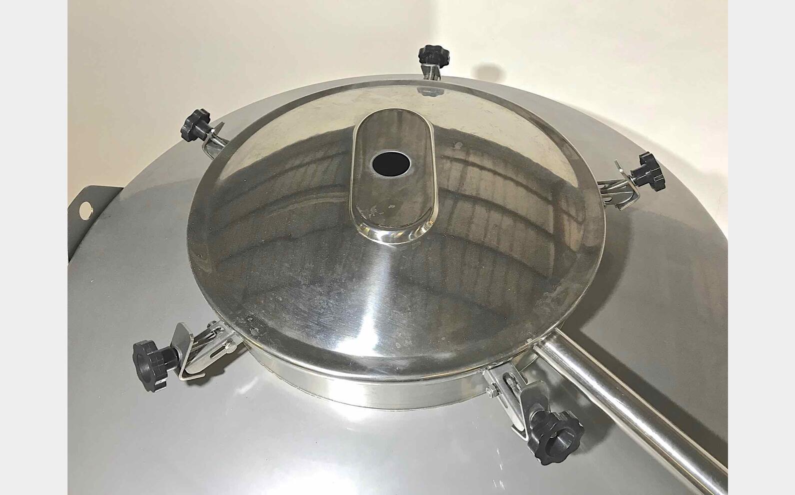 Cuve ferm&eacute;e sur pieds cylindro conique MATERIEL NEUF