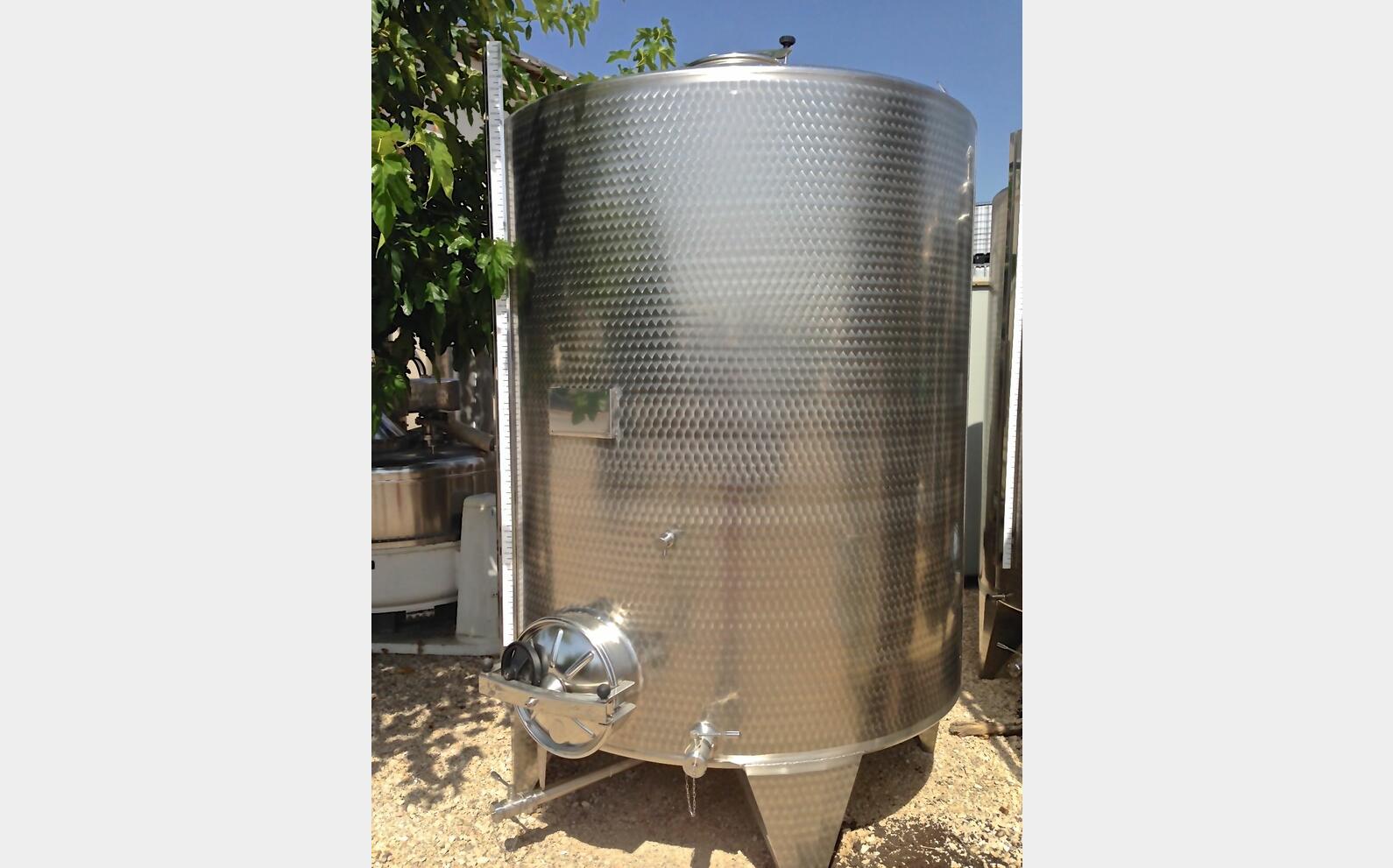 cuve INOX ferm&eacute;e sur pieds de 5500 litres MATERIEL NEUF