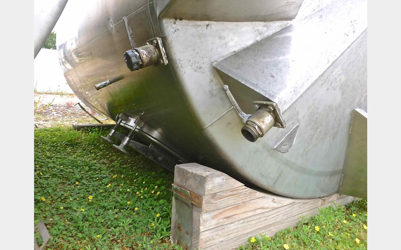 Cuve inox ferm&eacute;e sur pieds
