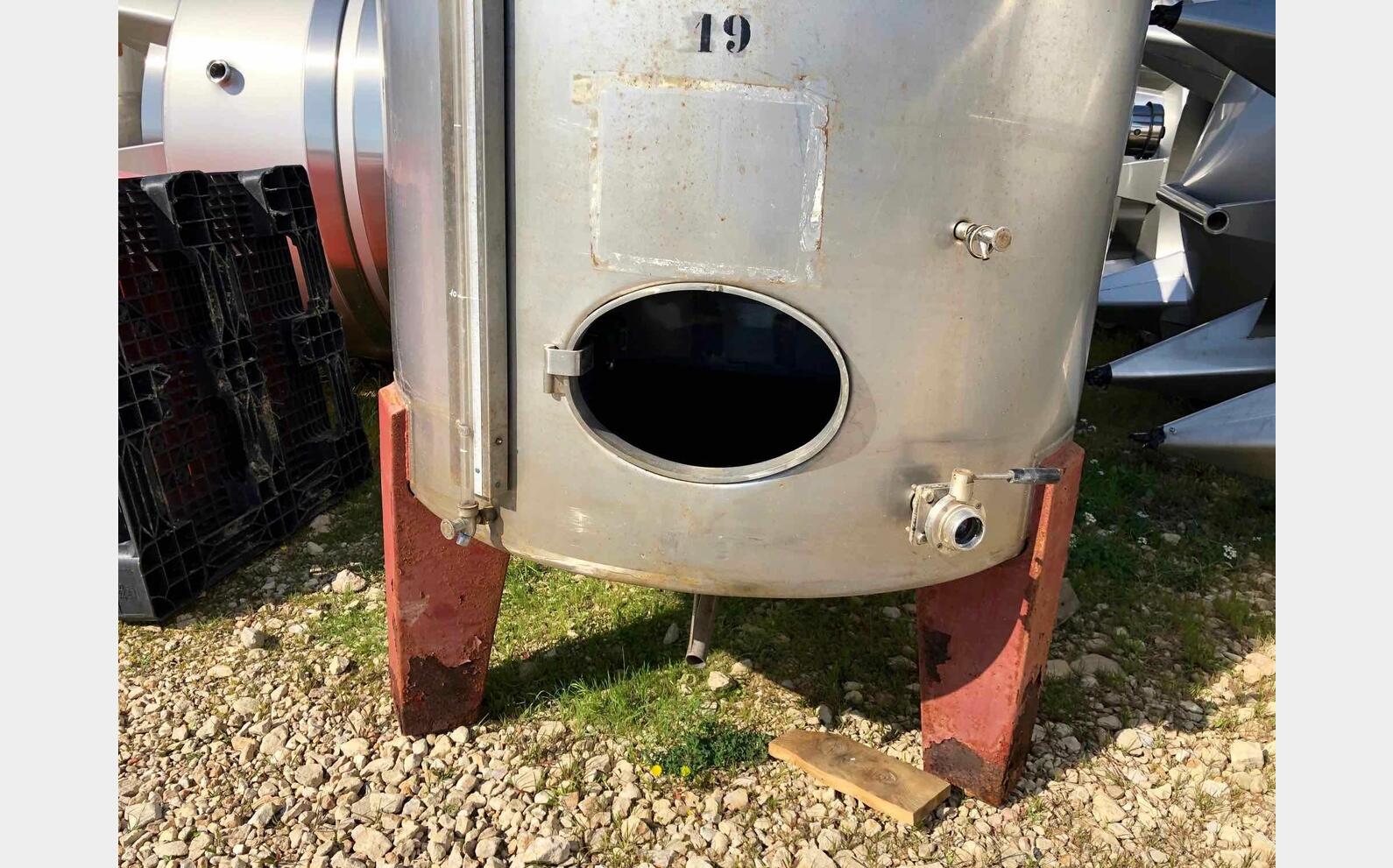 Cuve inox ferm&eacute;e sur pieds