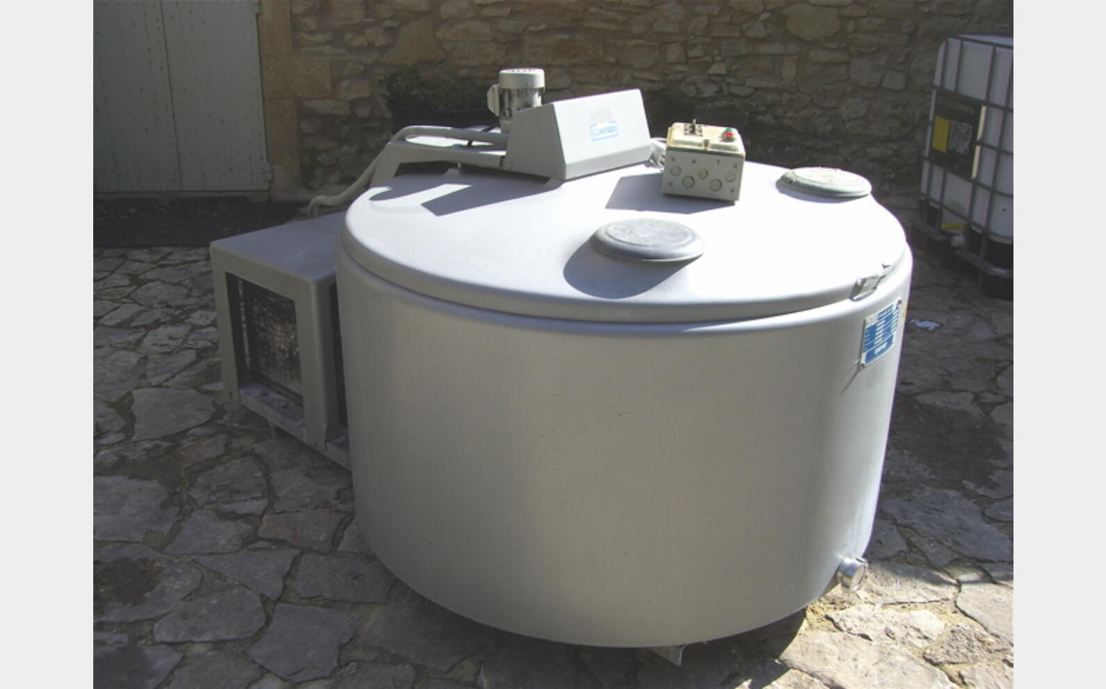 Tank &agrave; lait 820 litres Groupe de froid et agitation .