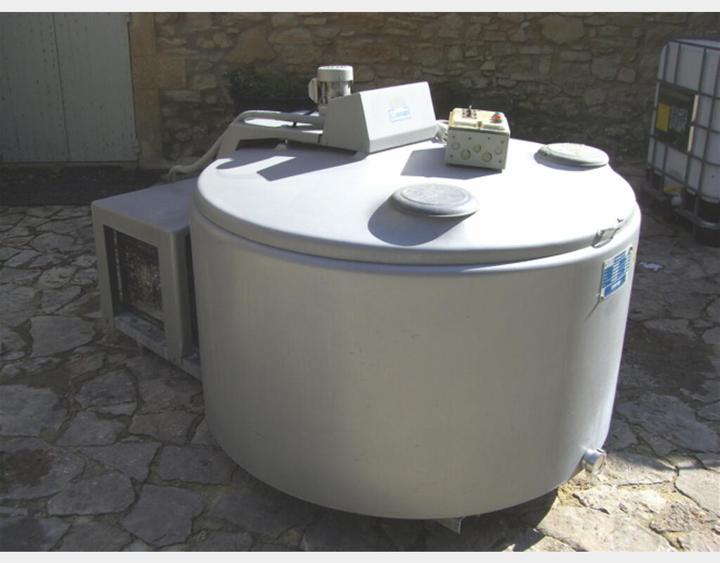 Tank &agrave; lait 820 litres Groupe de froid et agitation .