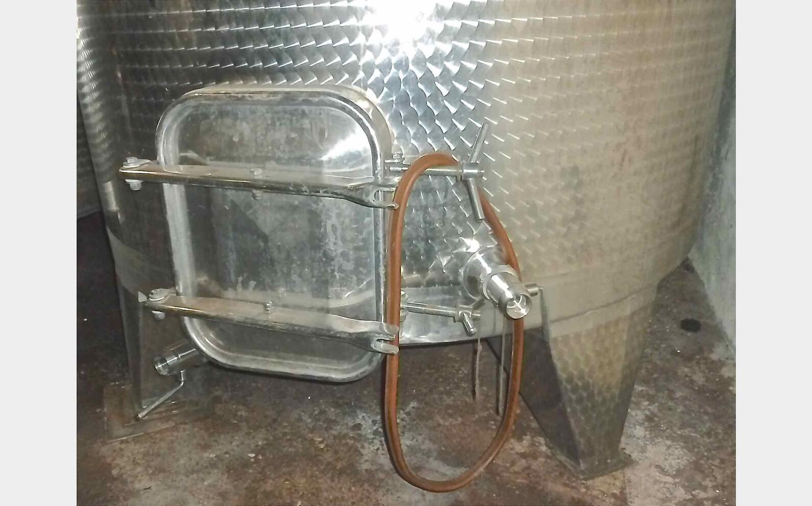 Cuve inox ferm&eacute;e sur pieds