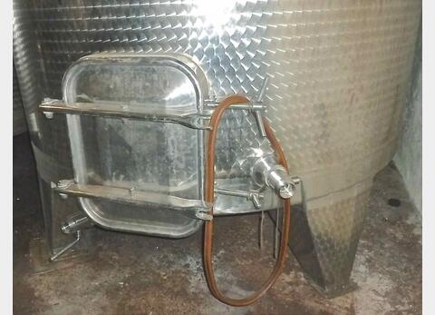 Cuve inox ferm&eacute;e sur pieds