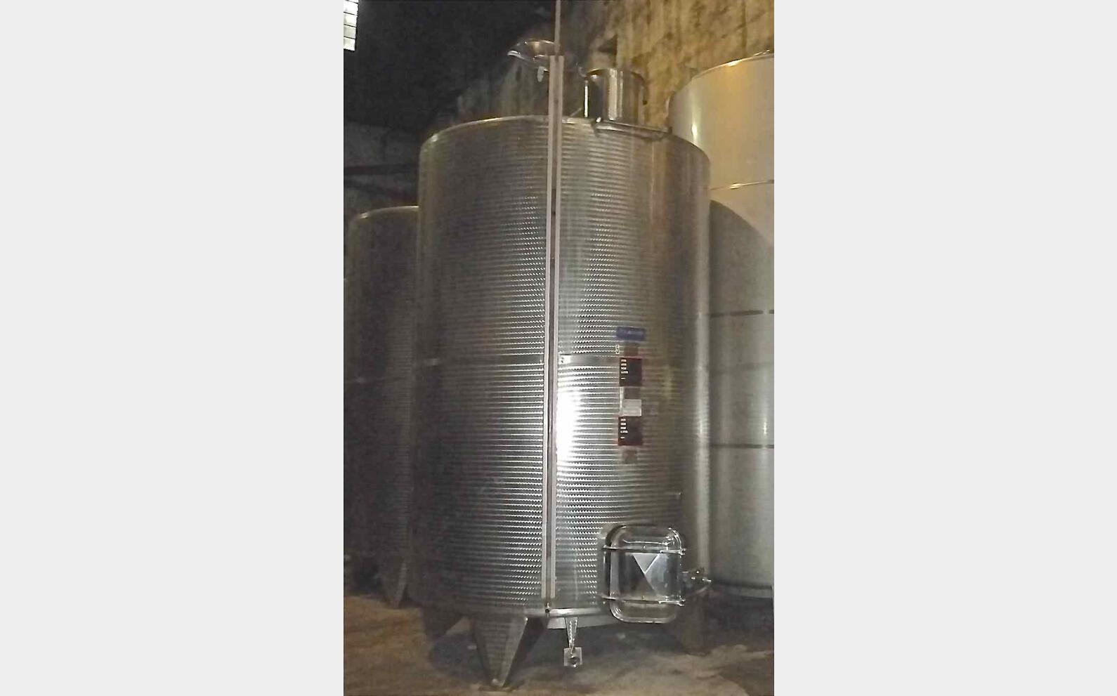 Cuve inox ferm&eacute;e sur pieds