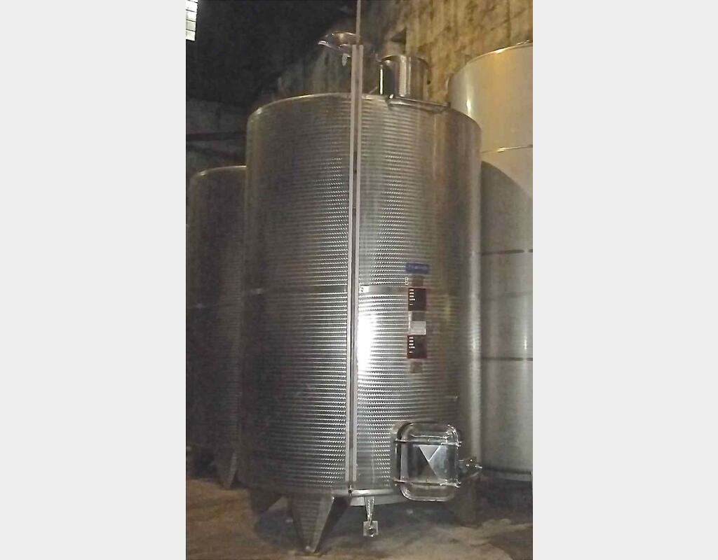 Cuve inox ferm&eacute;e sur pieds