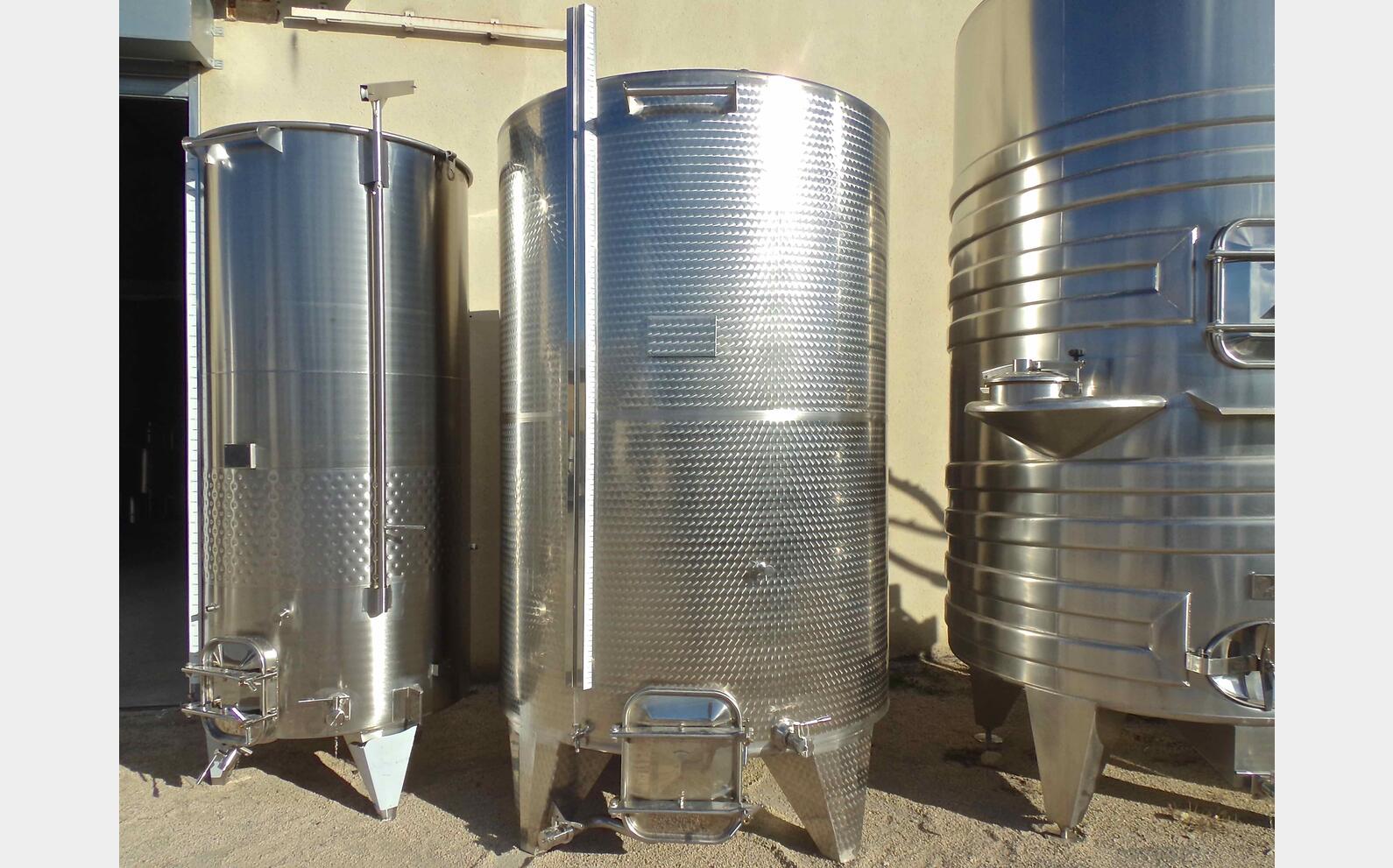 cuve INOX ferm&eacute;e sur pieds de 7000 litres MATERIEL NEUF