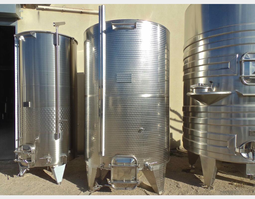 cuve INOX ferm&eacute;e sur pieds de 7000 litres MATERIEL NEUF