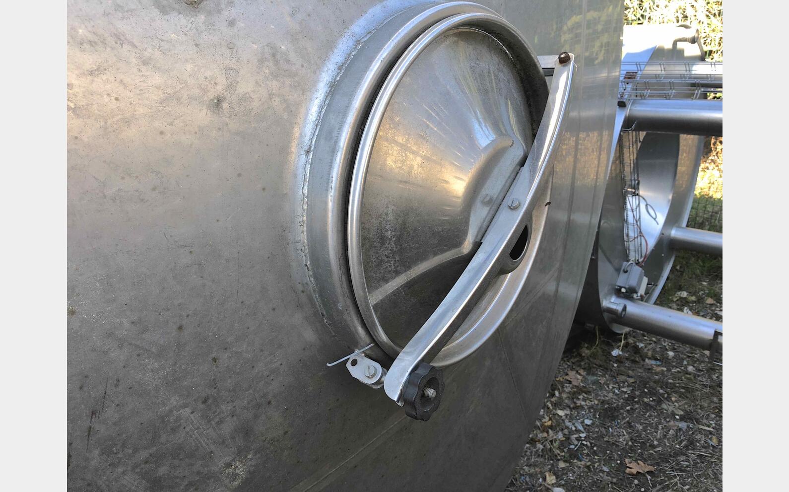 Cuve inox ferm&eacute;e sur pieds