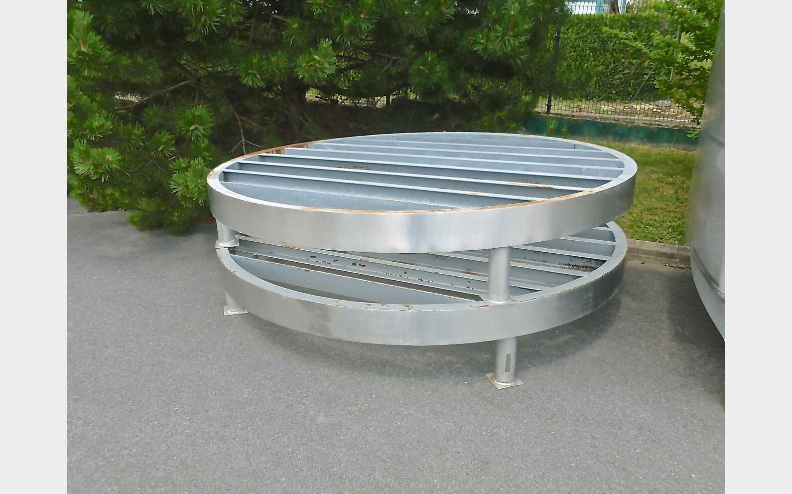 Cuve inox sur pieds de 138 hls
