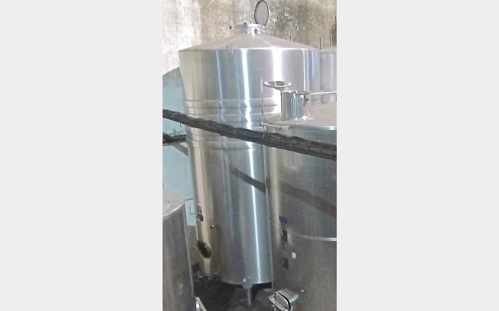 Cuve inox ferm&eacute;e sur pieds