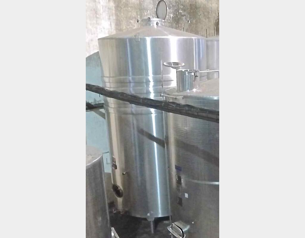 Cuve inox ferm&eacute;e sur pieds