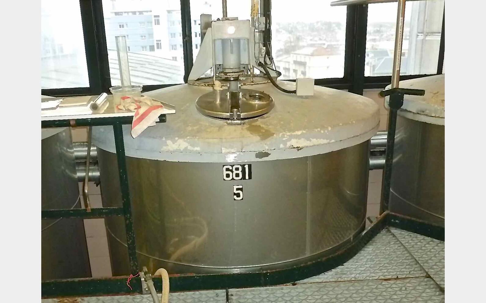 Cuve inox agit&eacute;e isol&eacute;e circulation forc&eacute;e Agroalimentaire Volume : 62 HL (6200 litres)