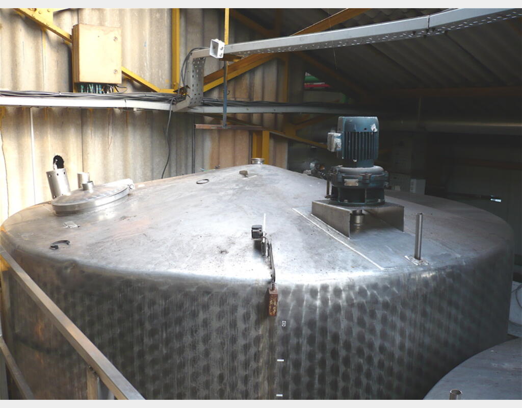 cuve de mélange INOX 304 de 22 m3  - cylindrique verticale sur pieds