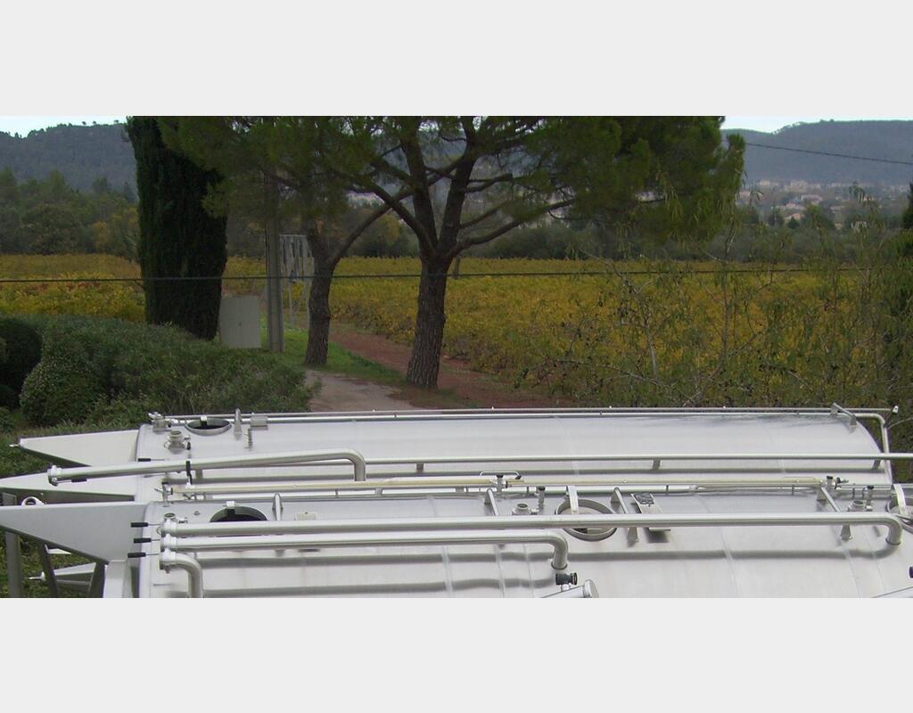 Cuve INOX 316L cylindrique verticale Fond conique sur pieds