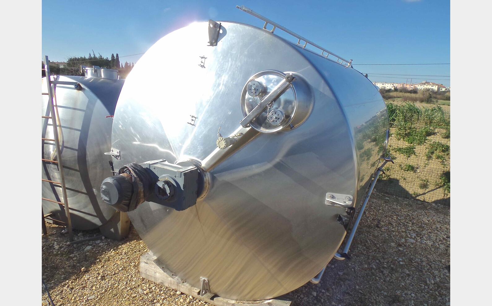 Cuve INOX 316 agit&eacute;e isol&eacute;e avec jacquette Volume : 200 hecto (20.000 litres)