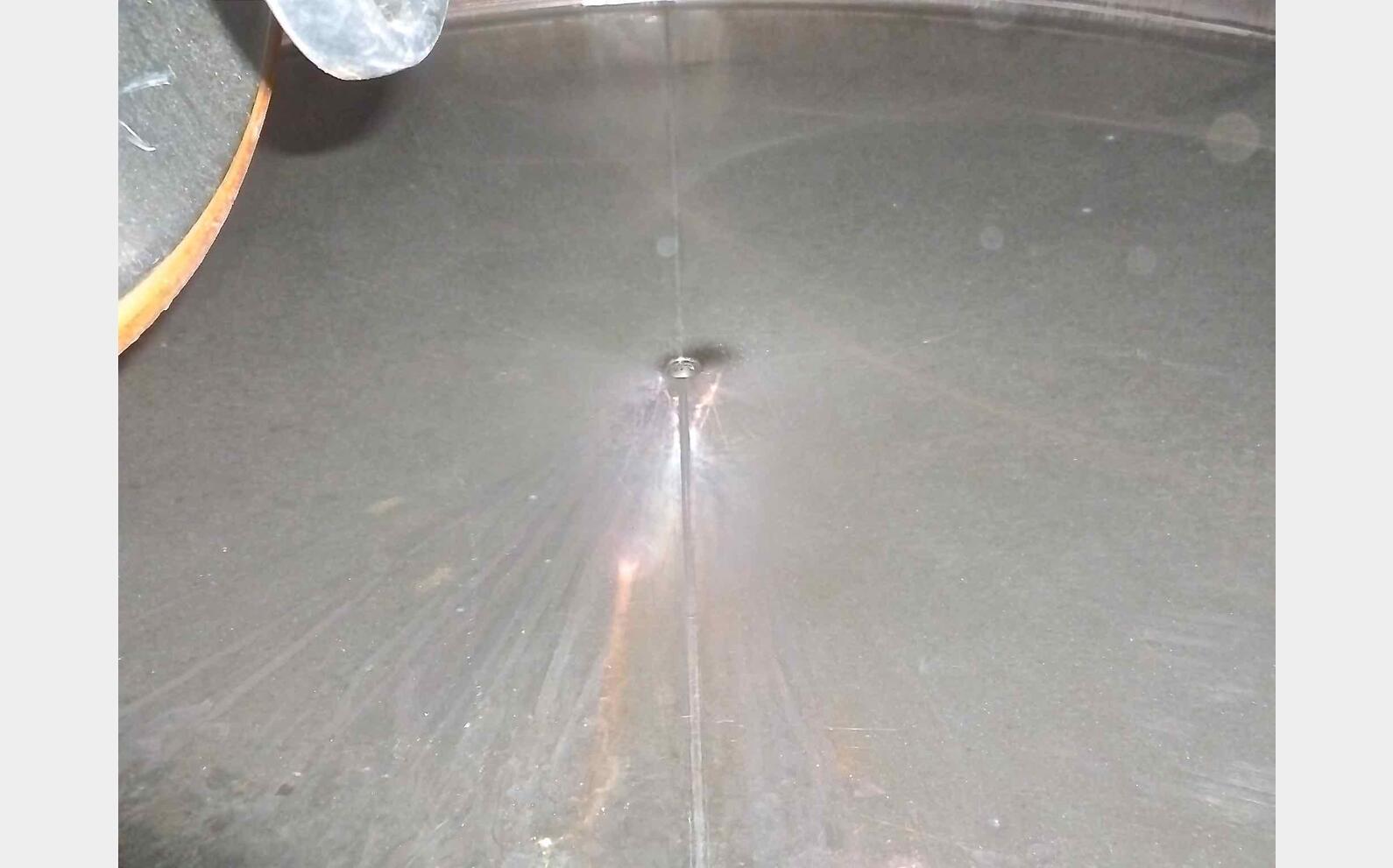 Cuve inox ferm&eacute;e sur pieds