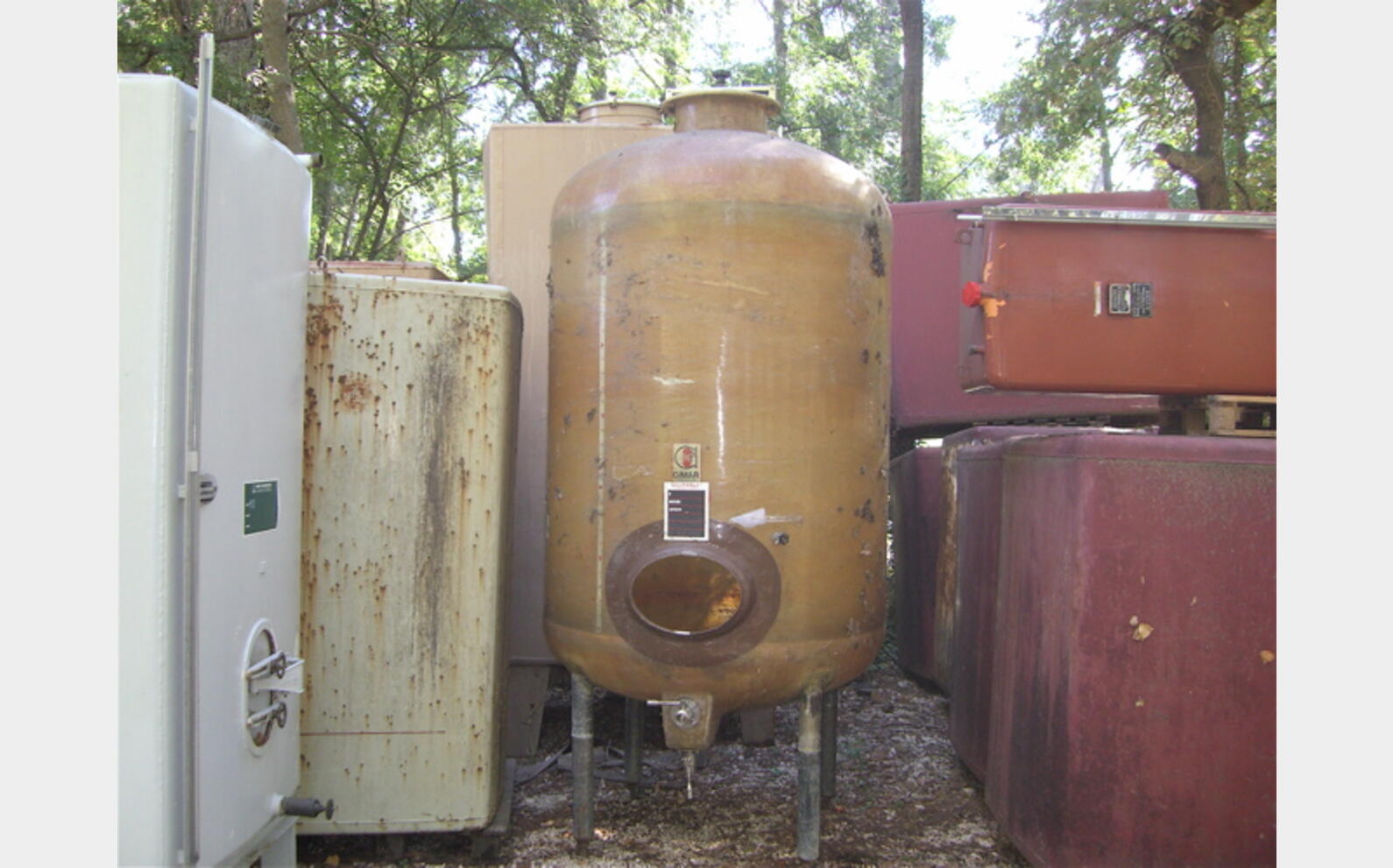 Cuve polyester verticale de 40 hls.