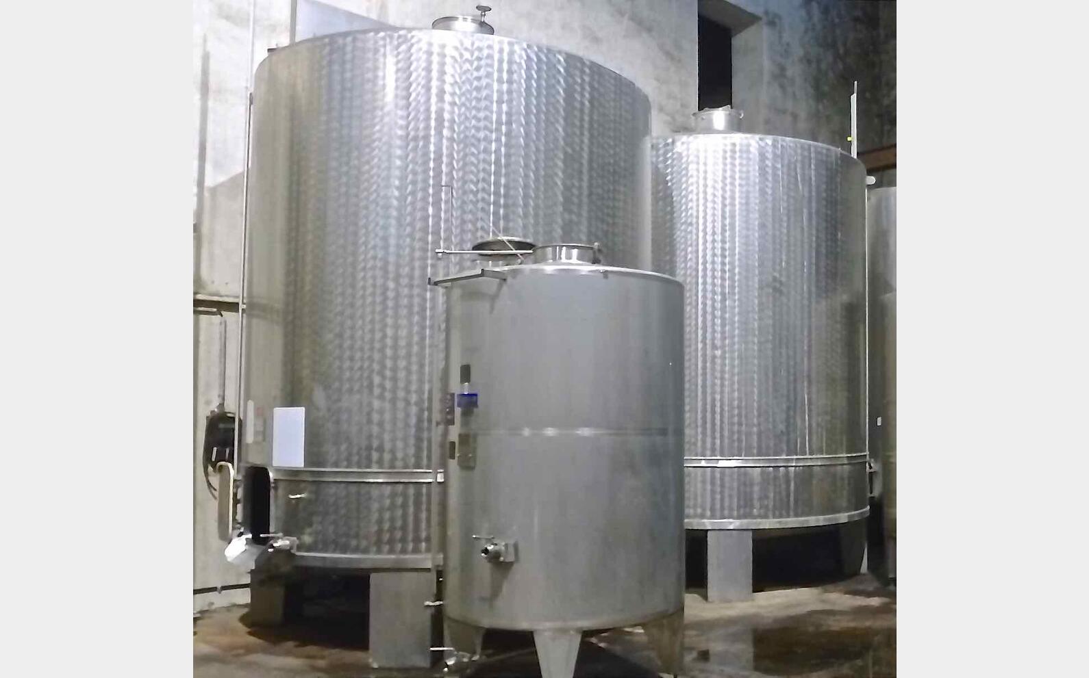 Cuve inox ferm&eacute;e sur pieds
