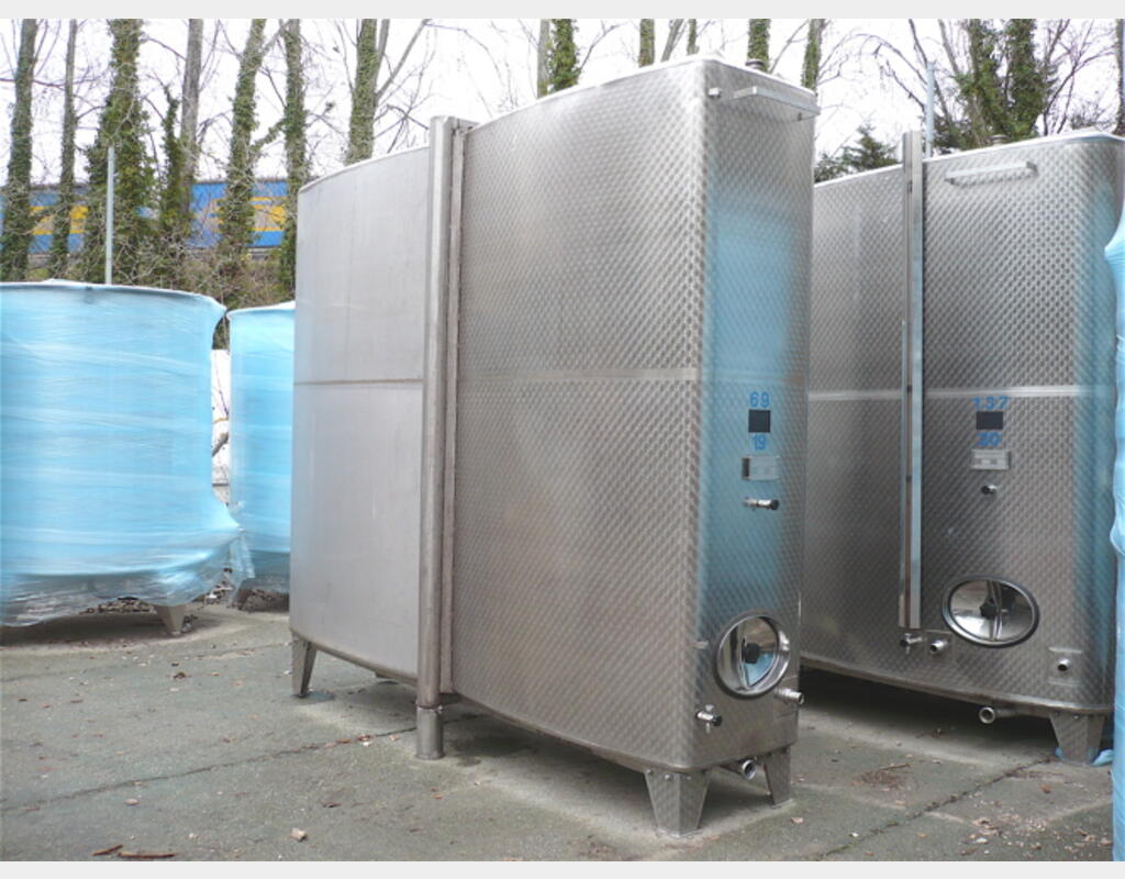 Cuve de stockage en INOX 304 - Volume : 6900 litres.