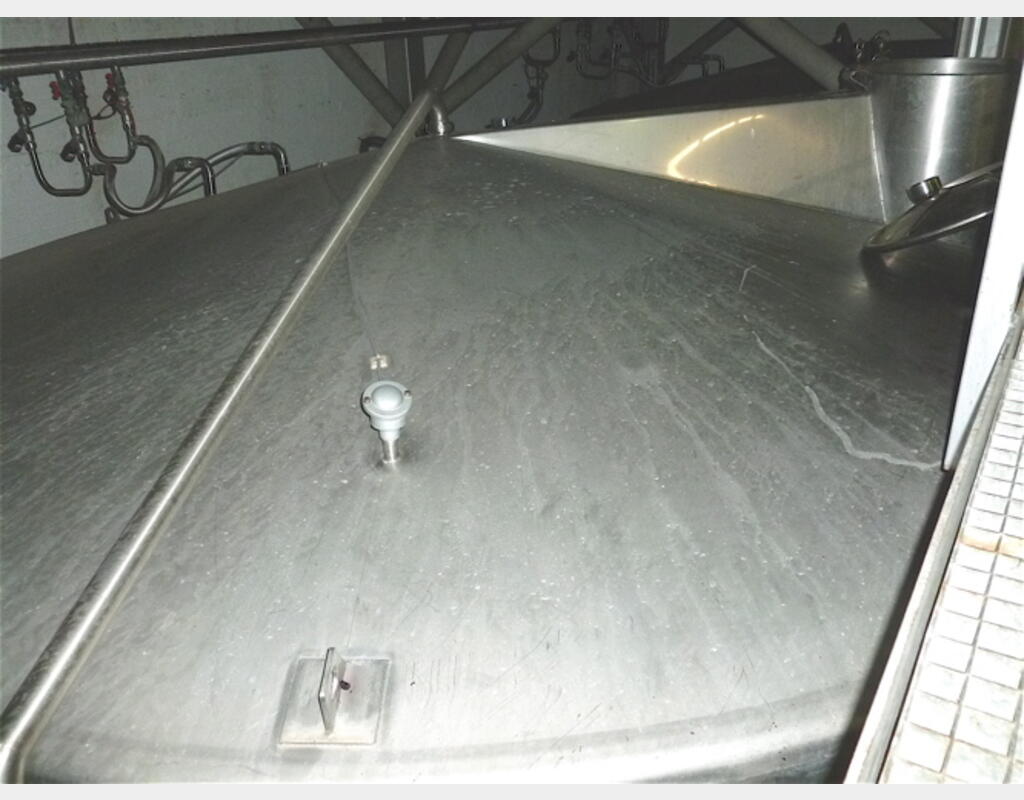 Cuve de stockage INOX - Fond plat incliné sur massif béton