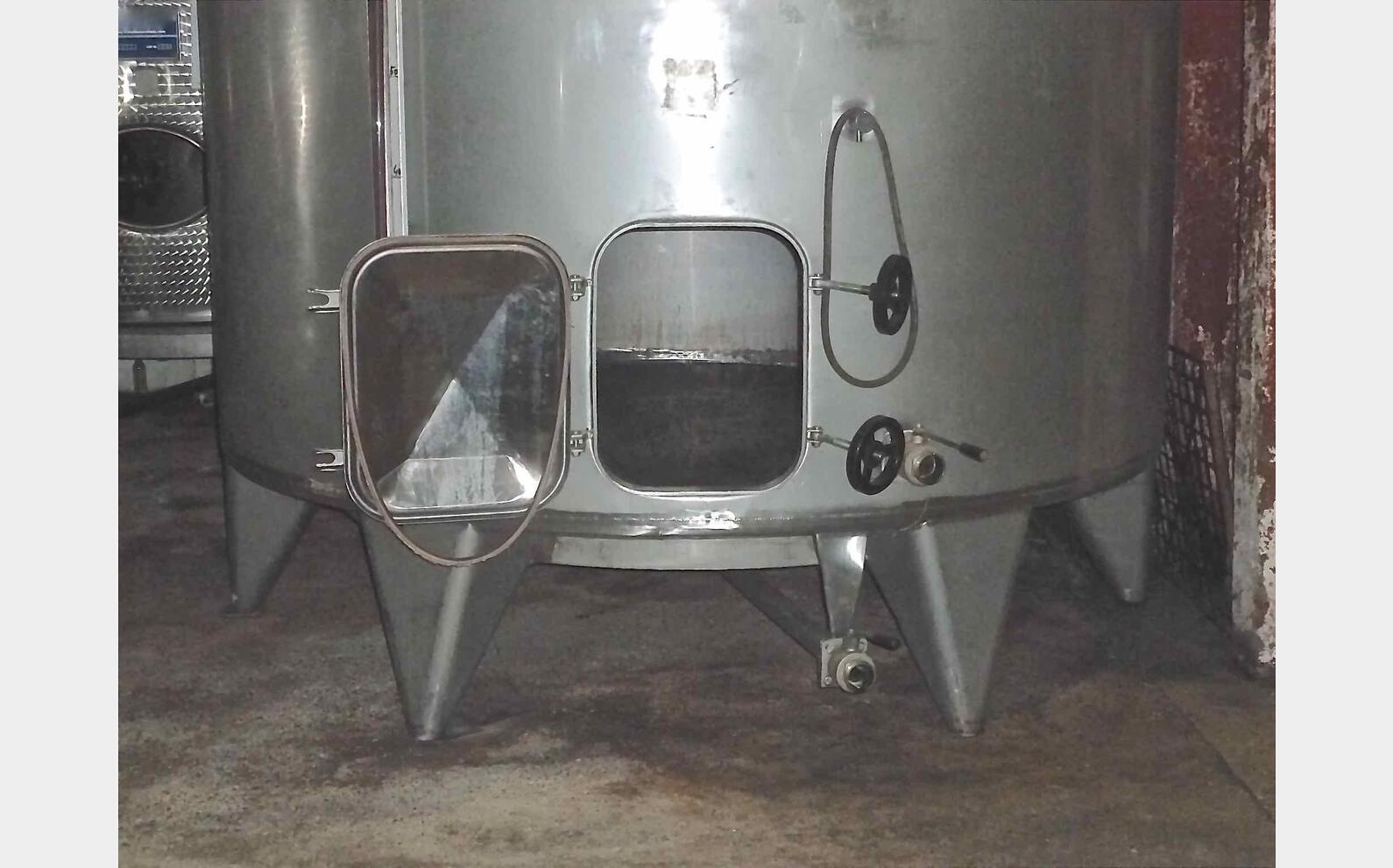 Cuve inox ferm&eacute;e sur pieds