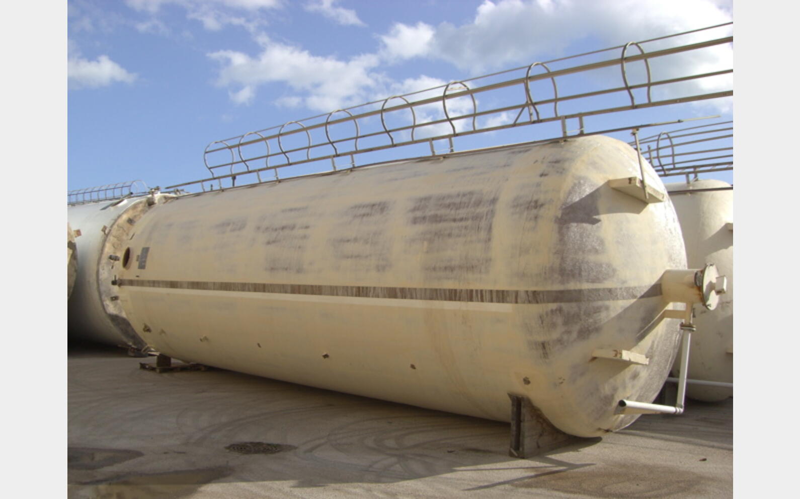 CUVE DE STOCKAGE POLYESTER FOND PLAT