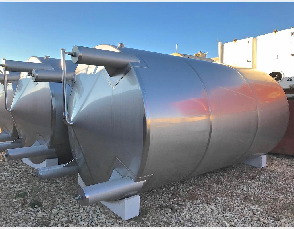 cuve INOX 304L ferm&eacute;e sur pieds MATERIEL NEUF