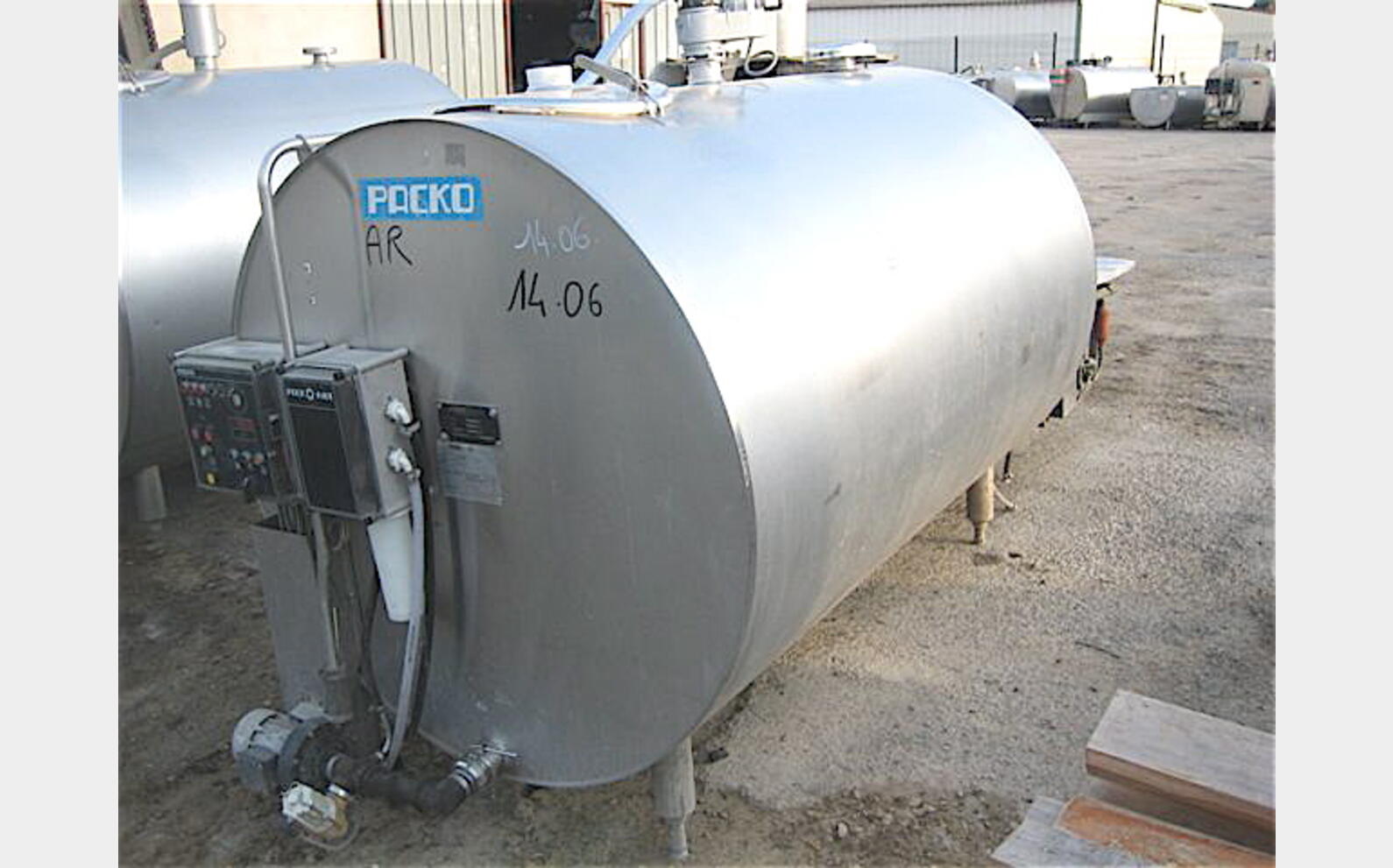 Tank &agrave; lait 2000 litres Groupe de froid et agitation .