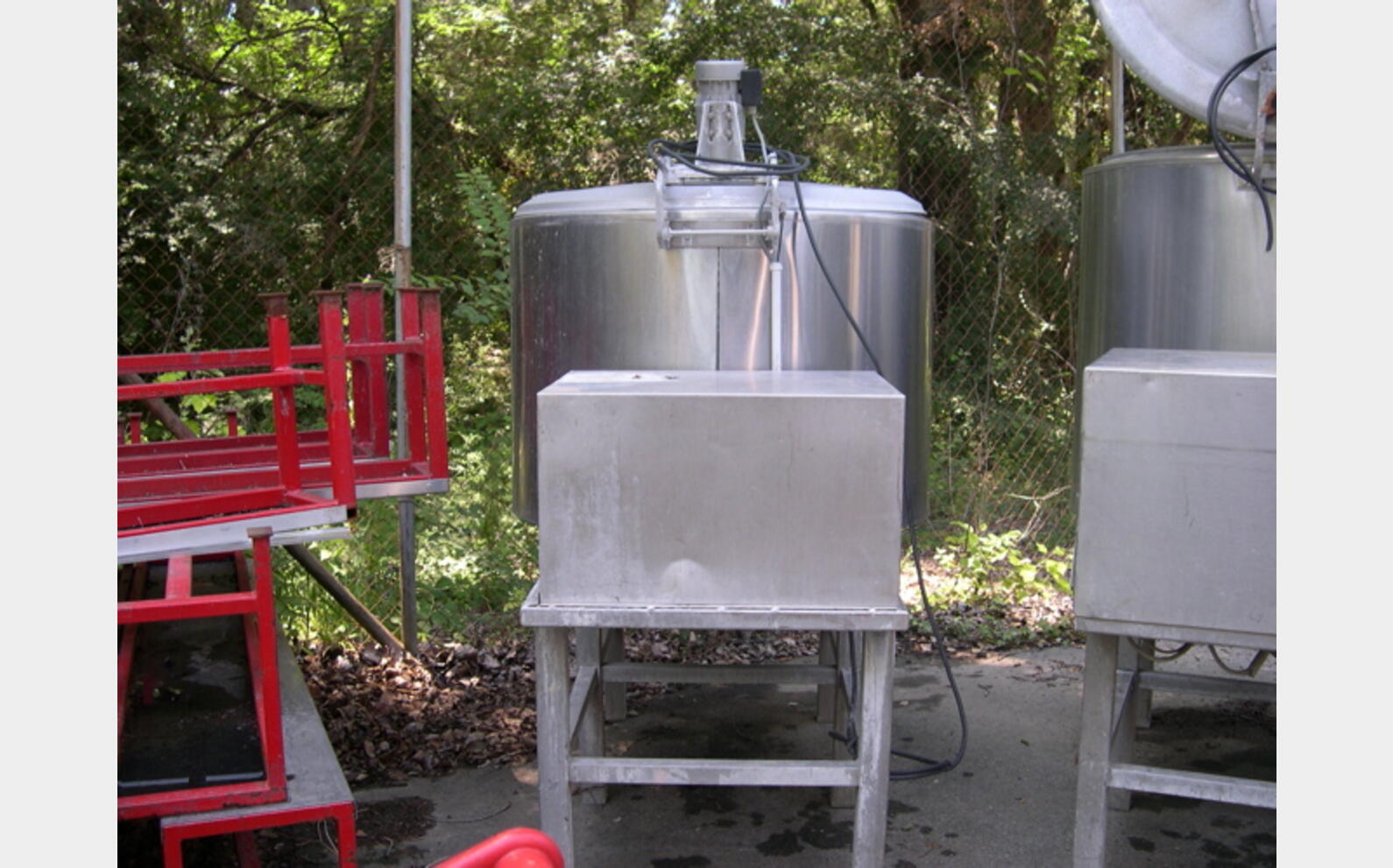 Cuve INOX isol&eacute;e agit&eacute;e Vidange totale Volume : 500 litres