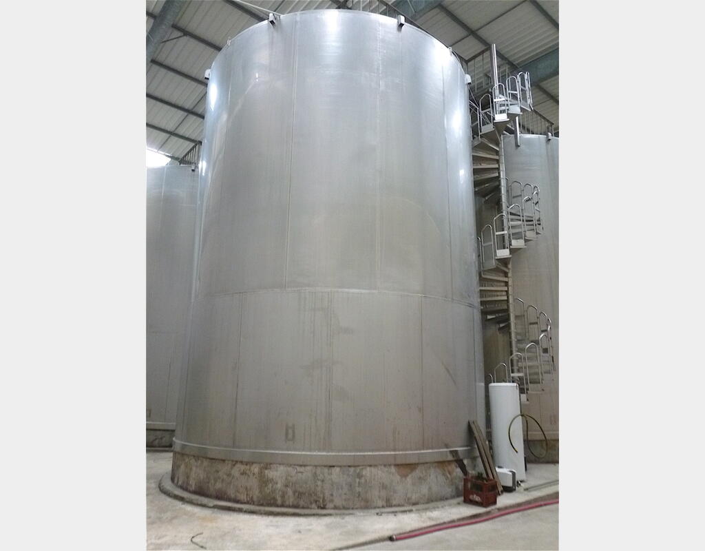 Cuve INOX 316L sur socle - Volume : 2200 hecto (220000 litres)