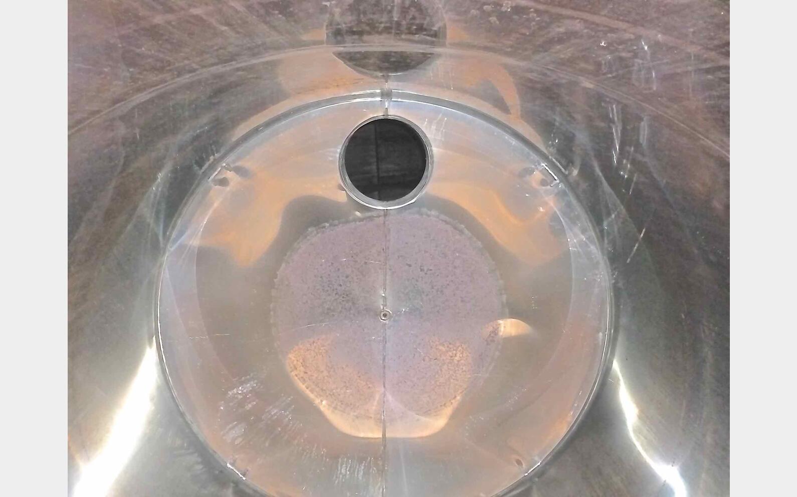 Cuve inox ferm&eacute;e sur pieds
