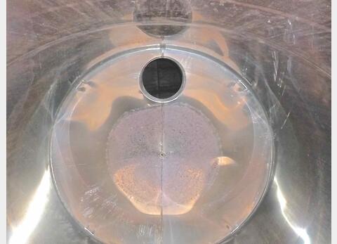 Cuve inox ferm&eacute;e sur pieds