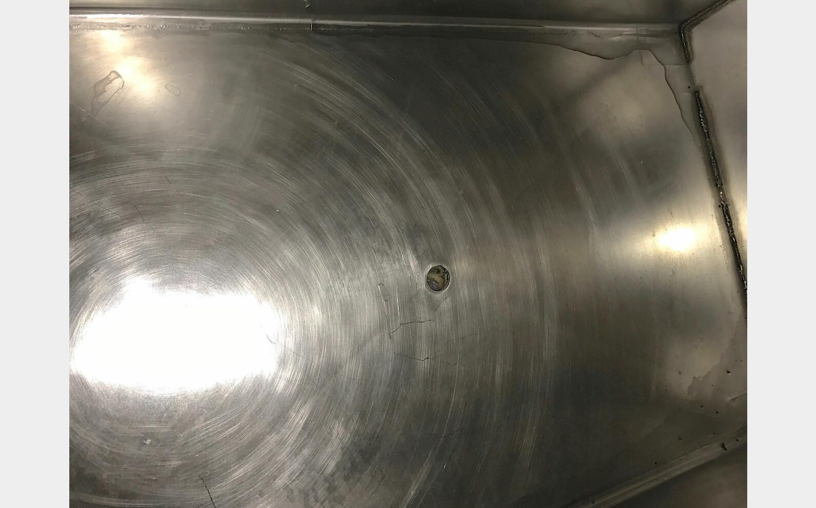 Cuve inox de stockage parall&eacute;l&eacute;pip&egrave;dique