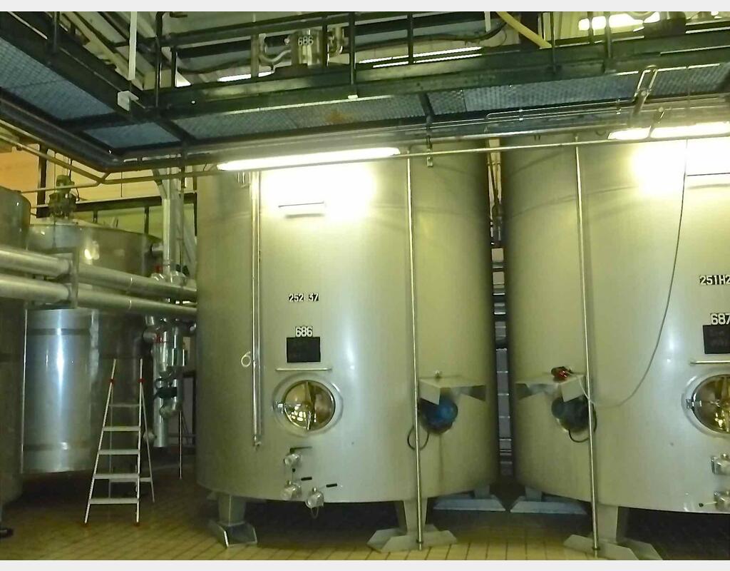 Cuve inox 316L agit&eacute;e isol&eacute;e circulation forc&eacute;e Agroalimentaire INOX 316L Volume : 250 HL (25000 litres)