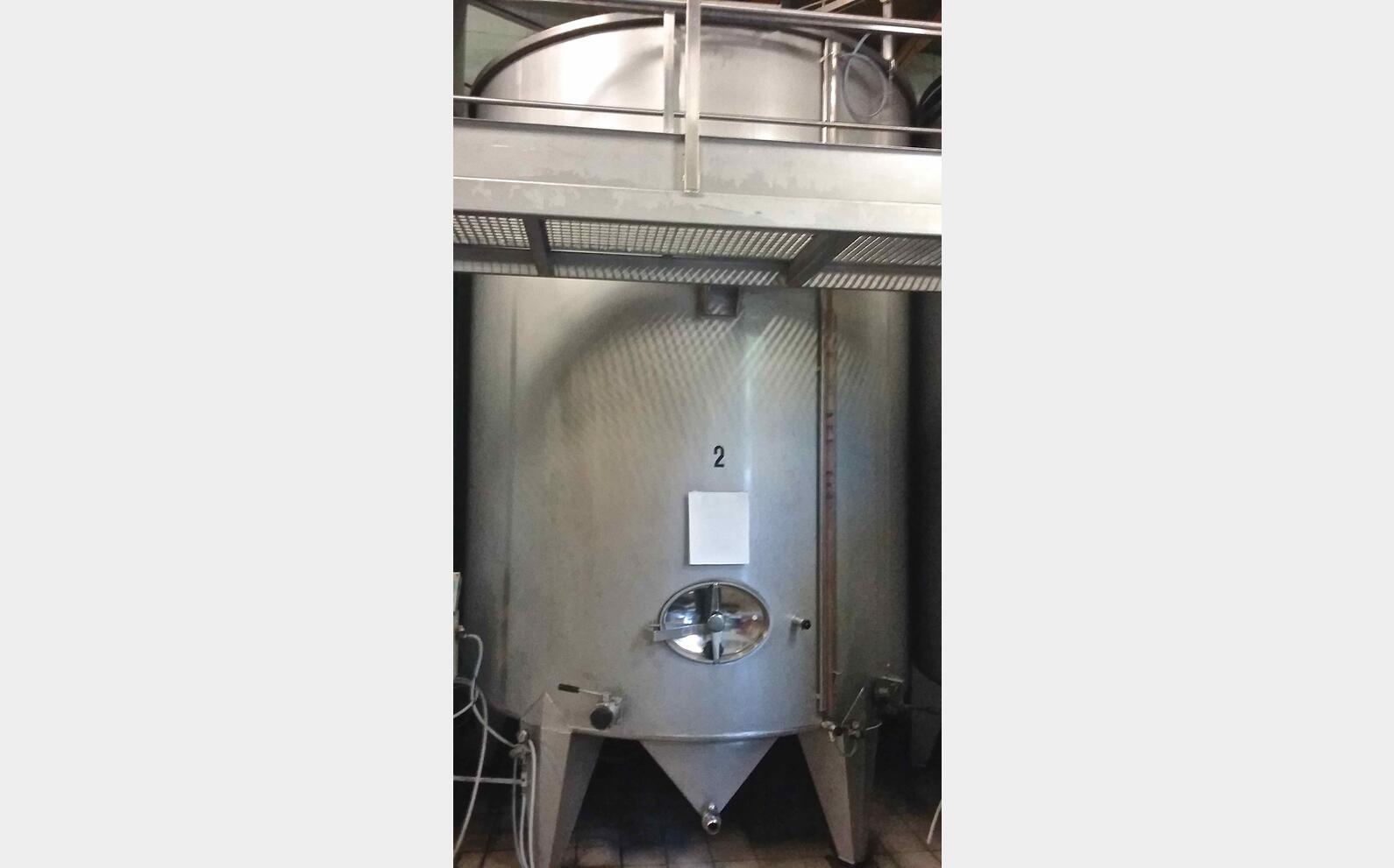 Cuve Inox cylindrique verticale capacit&eacute; : 136.15 hls (13 615 l)