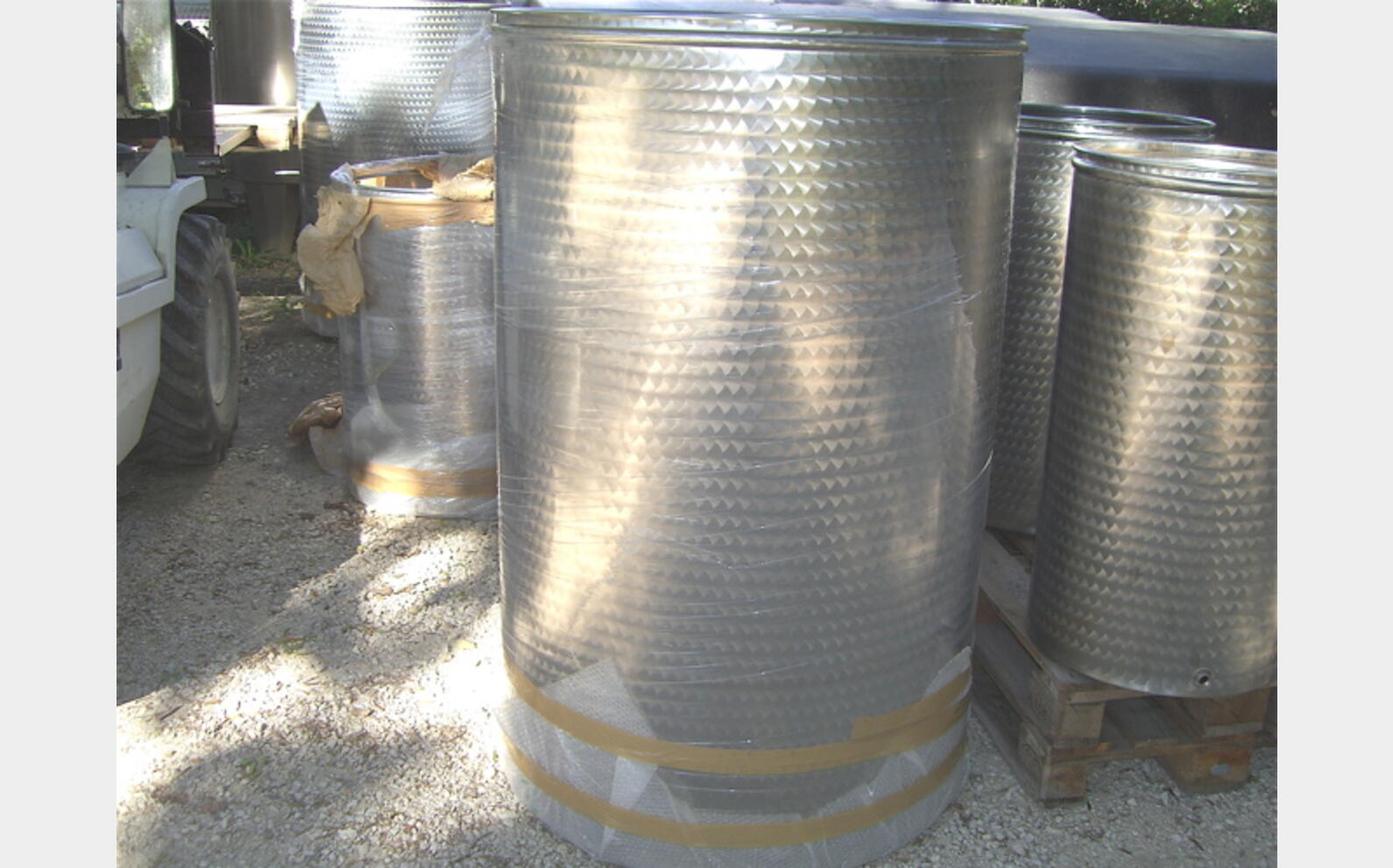 CUVE INOX CYLINDRIQUE FOND PLAT - A CHAPEAU FLOTTANT 1000 L