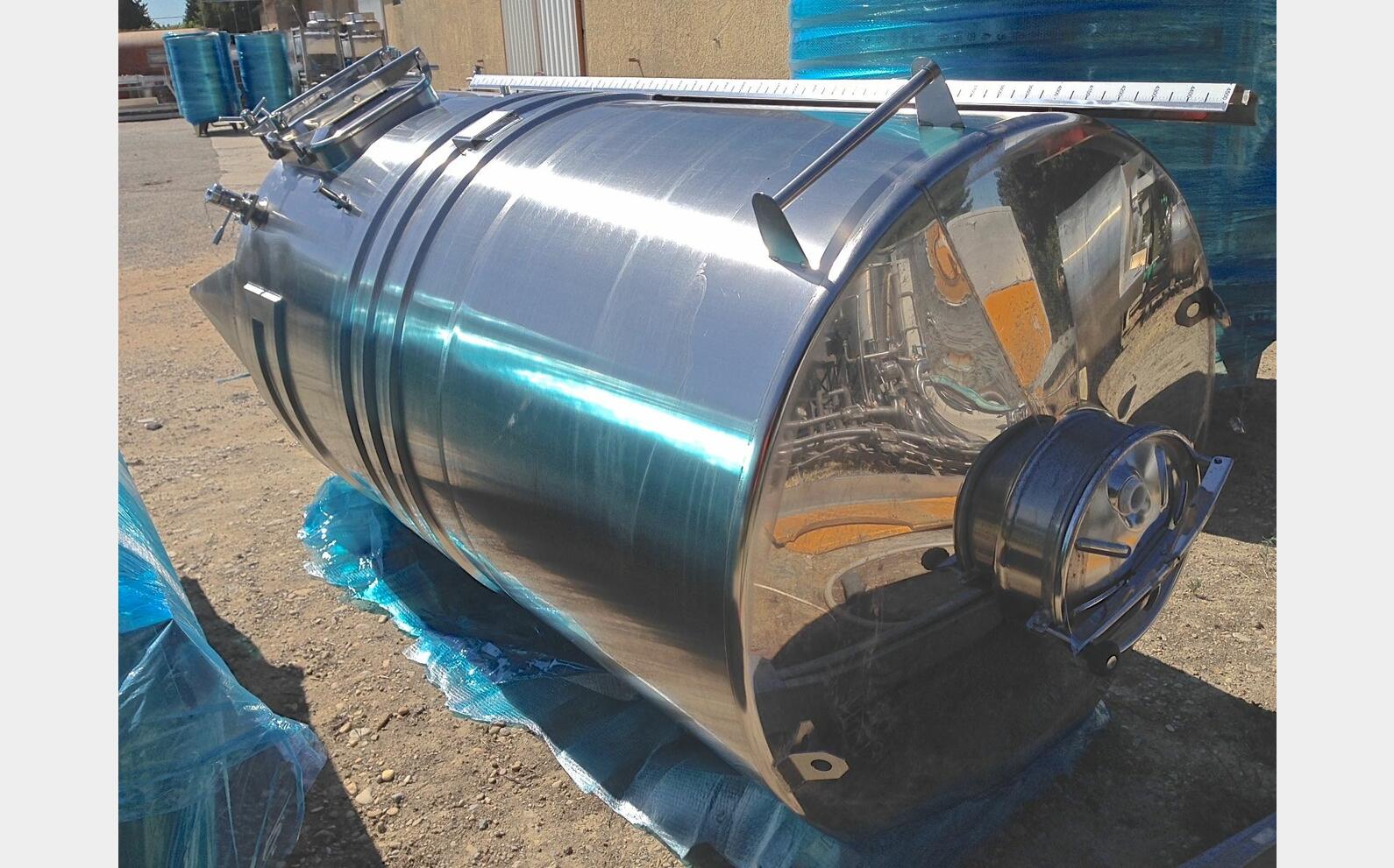 cuve INOX ferm&eacute;e sur pieds de 4200 litres MATERIEL NEUF
