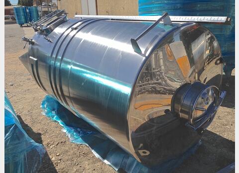 cuve INOX ferm&eacute;e sur pieds de 4200 litres MATERIEL NEUF