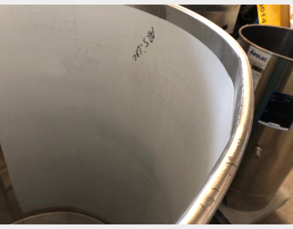 Cuve Inox fond bombé chapeau flottant - sur pieds Capacité 1000 L