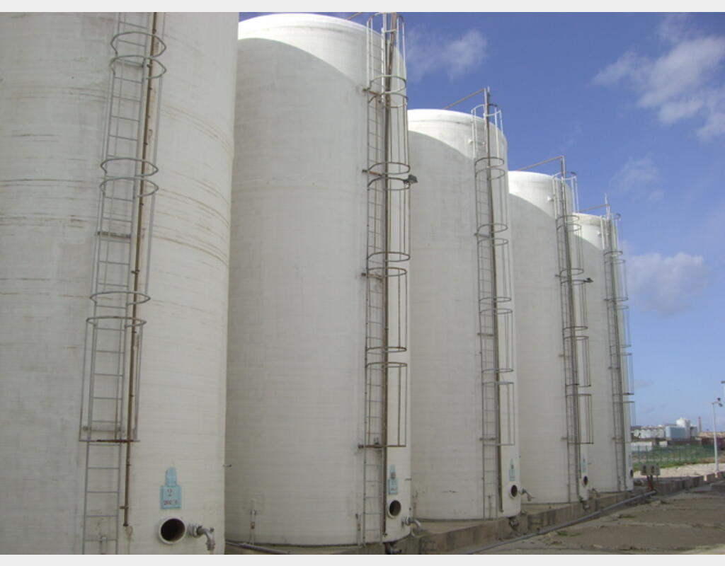 CUVE CYLINDRIQUE VERTICALE POLYESTER - Volume : 210.000 litres (2.100 hectos)