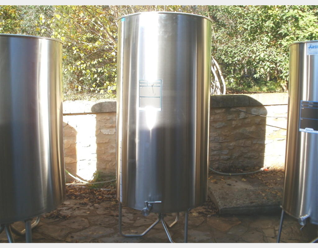 Cuve Inox fond plat à chapeau flottant - avec socle  inox  - Capacité 700 L