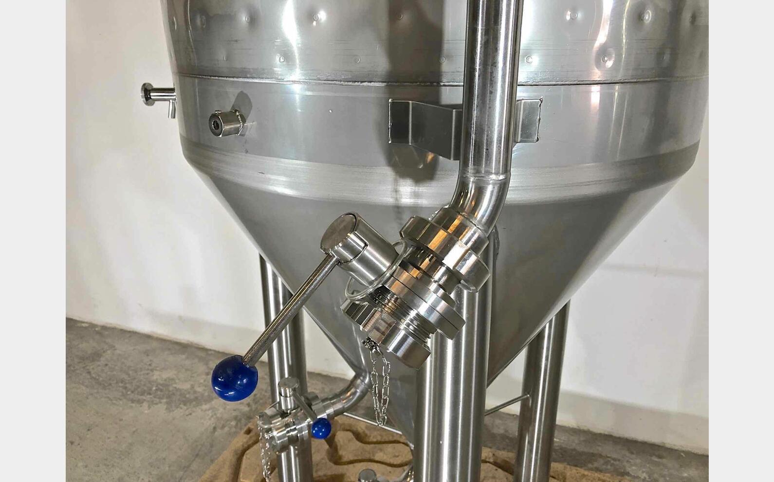 Closed tank on cylindrical conical feet 3.2 HL (320 liters) ARSILAC