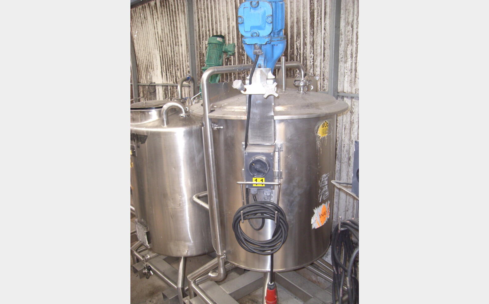1 cuve inox 316L agit&eacute;e de 400 litres