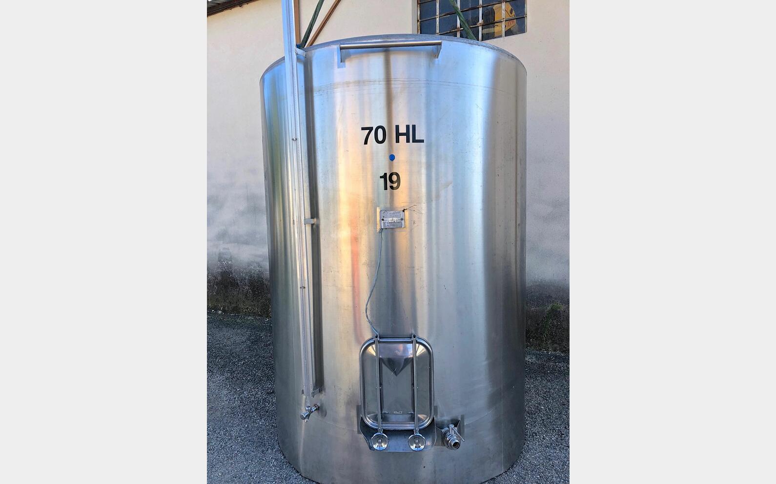 Cuve inox ferm&eacute;e fond conique