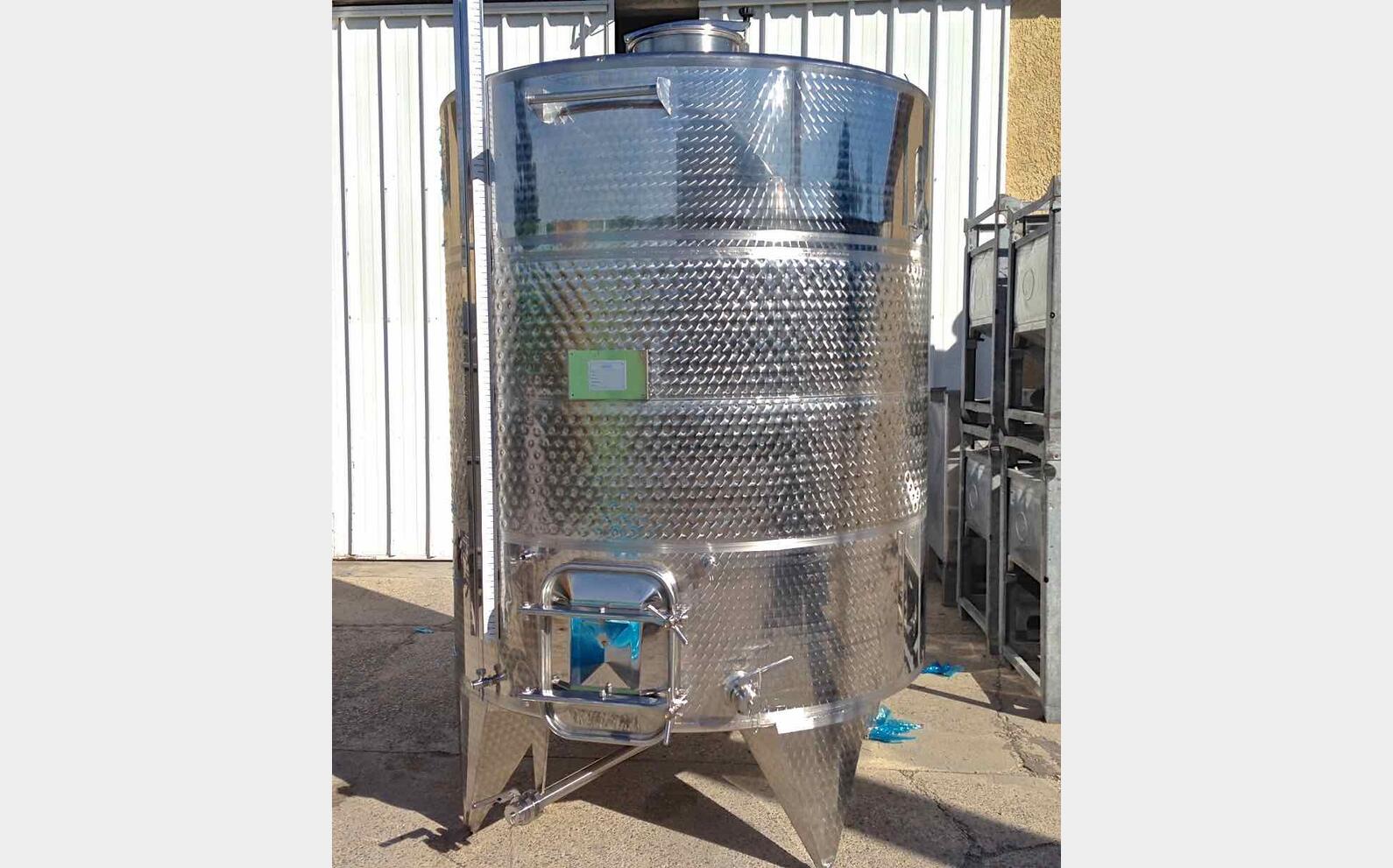 cuve INOX ferm&eacute;e sur pieds de 5500 litres MATERIEL NEUF