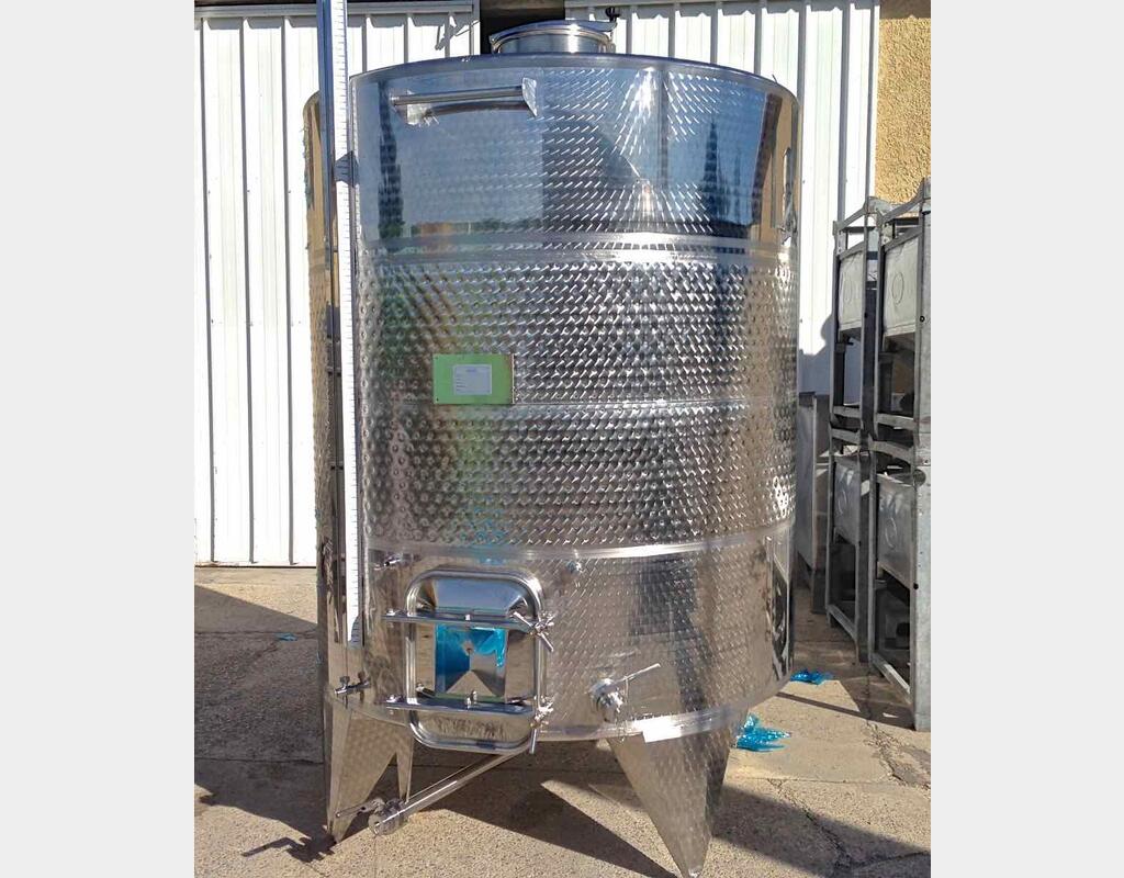cuve INOX ferm&eacute;e sur pieds de 5500 litres MATERIEL NEUF